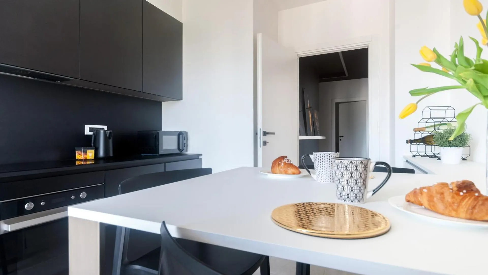 Apartment With Panoramic View Of Milan And Public Free Parking Lot