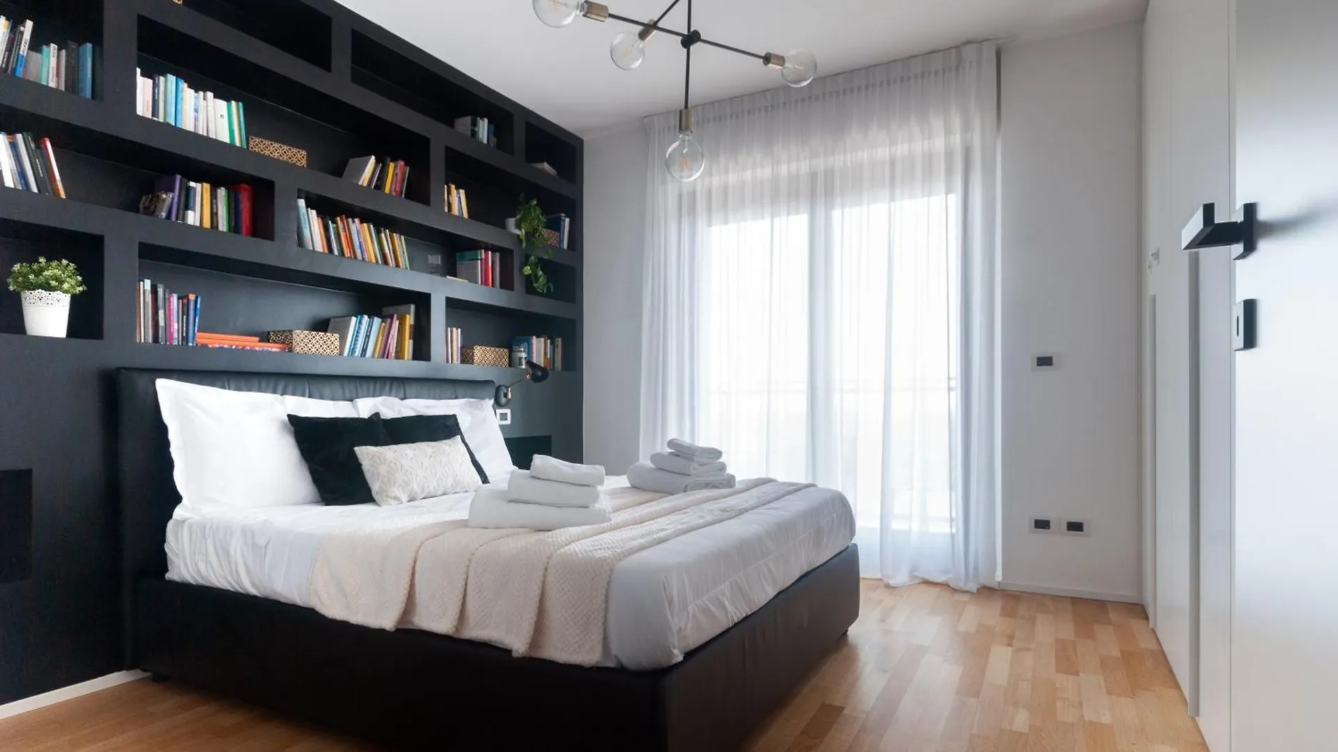 Apartment With Panoramic View Of Milan And Public Free Parking Lot Italy
