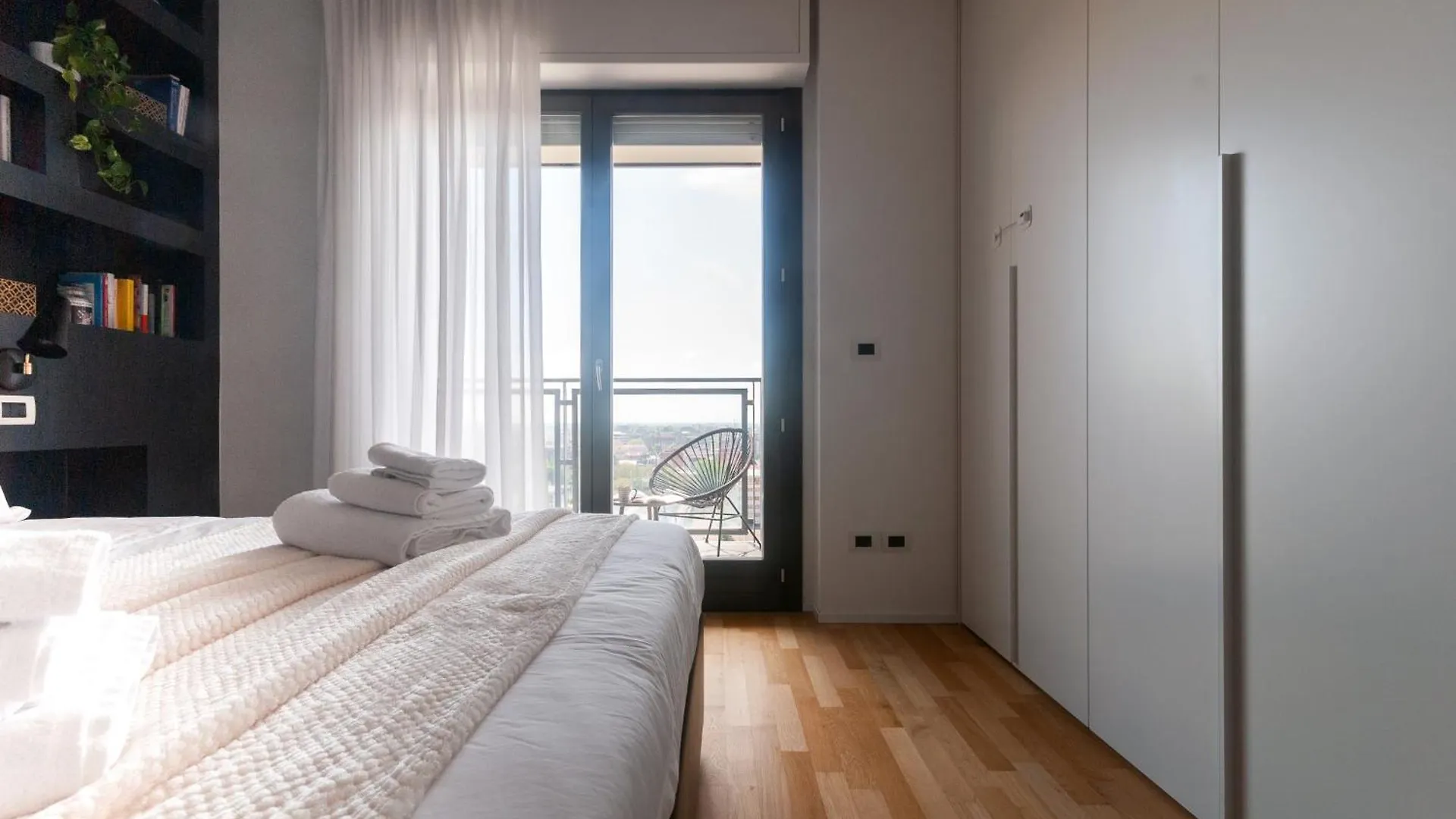 Apartment With Panoramic View Of Milan And Public Free Parking Lot