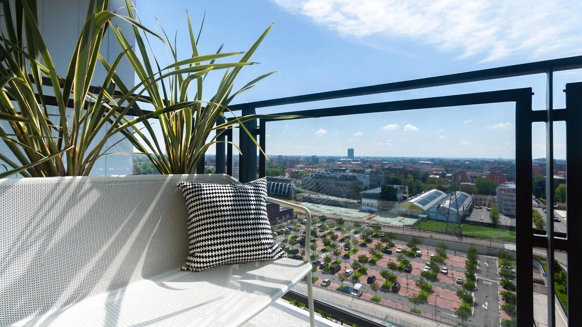 Apartment With Panoramic View Of Milan And Public Free Parking Lot Italy