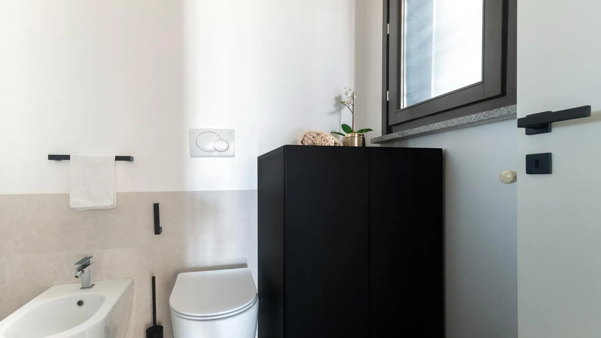 Apartment With Panoramic View Of Milan And Public Free Parking Lot Italia